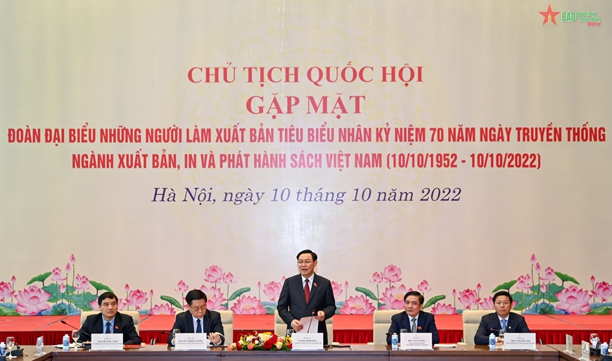 Chủ tịch Quốc hội Vương Đình Huệ gặp mặt người làm xuất bản tiêu biểu cả nước